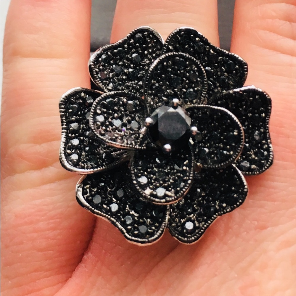 Black flower ring. Size 8.